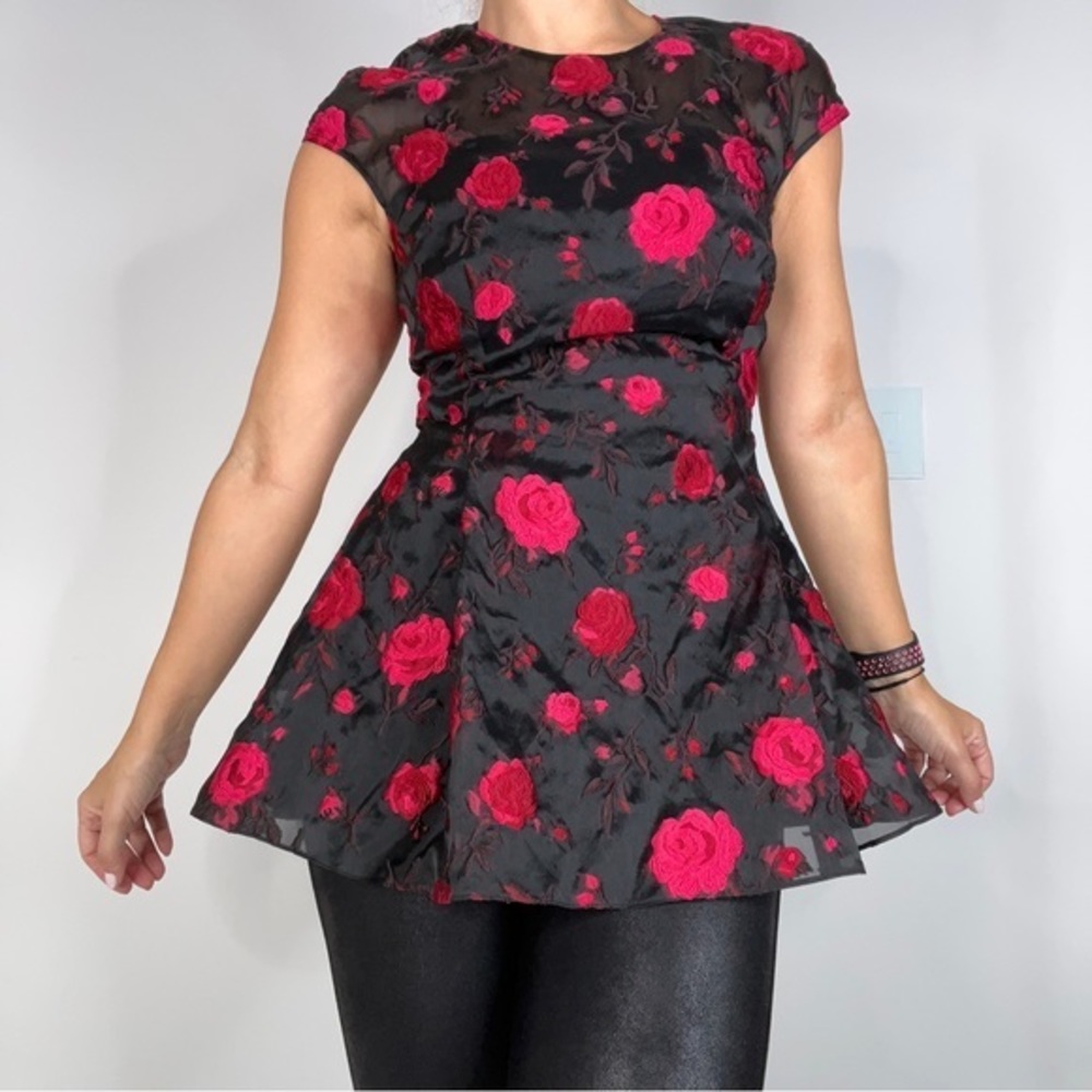 LELA ROSE
Cap Sleeve Rose Peplum Top